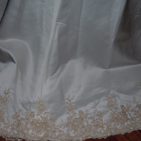 David’s Bridal wedding gown size 8 - Picture 3 of 7